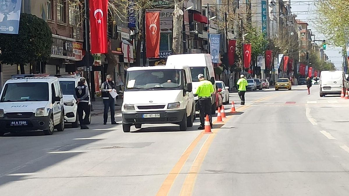 Malatya\'da kısıtlamayı ihlal eden 104 kişiye 93 bin lira ceza
