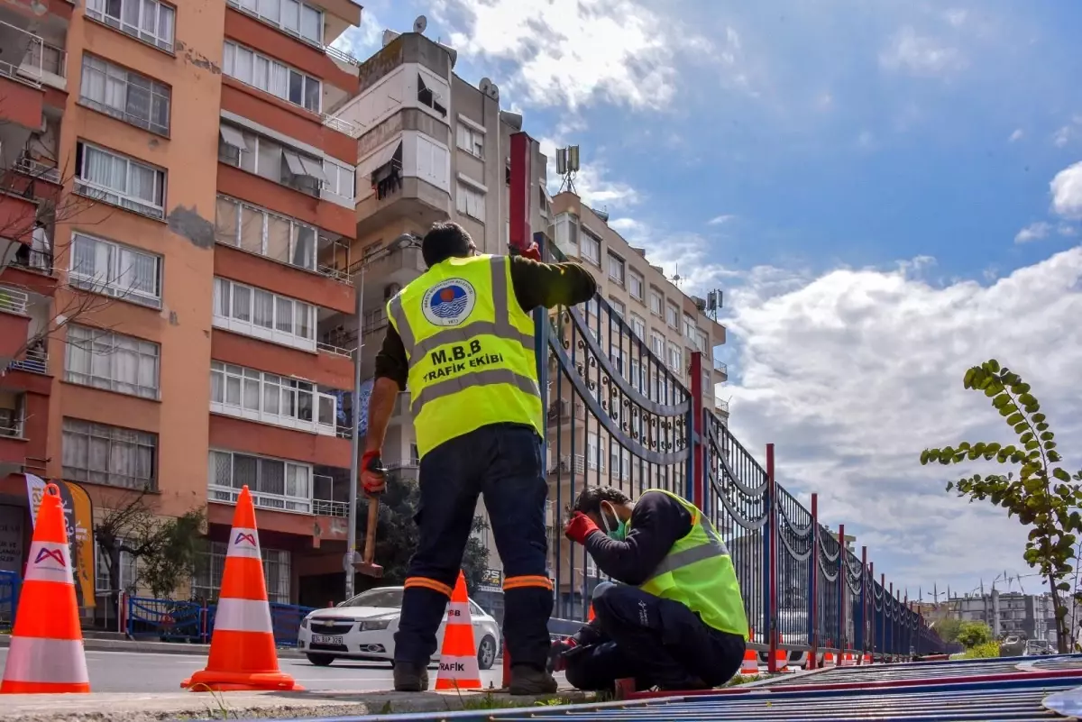 Mersin\'de yaya güvenliiği için yol kenarlarına demir korkuluk