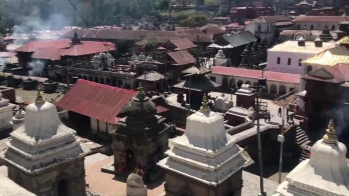 Nepal\'de ölü yakma töreni