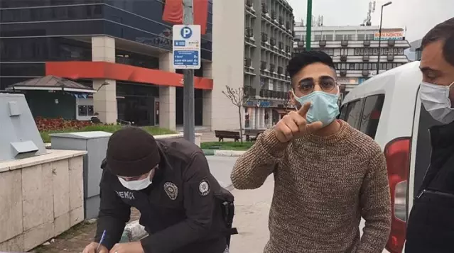 Sokakta yakalanan gencin 'turistim' yalanını ekipler bozdu Sokakta yakalanan gencin 'turistim' yalanını ekipler bozdu