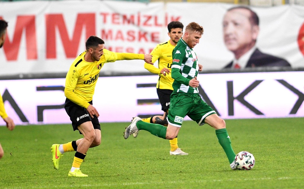 TFF 1. Lig: Bursaspor: 1 İstanbulspor: 2 (İlk yarı sonucu)