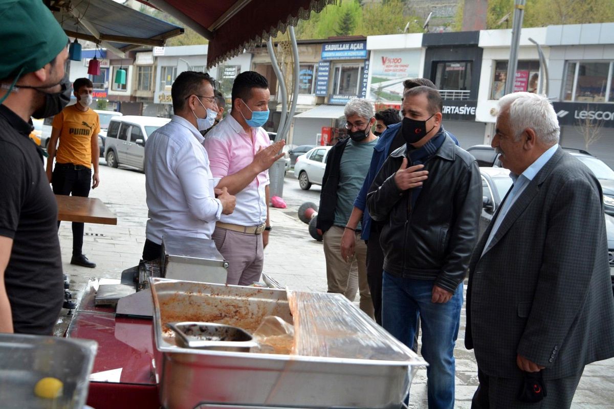 Vali Akbıyık, iftara 1 saat kala denetimlerde bulundu