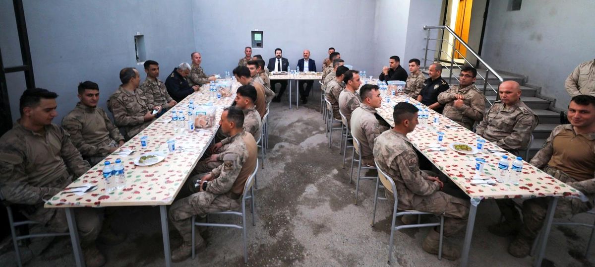 Ağrı Valisi Varol iftarını Mehmetçik ile birlikte açtı