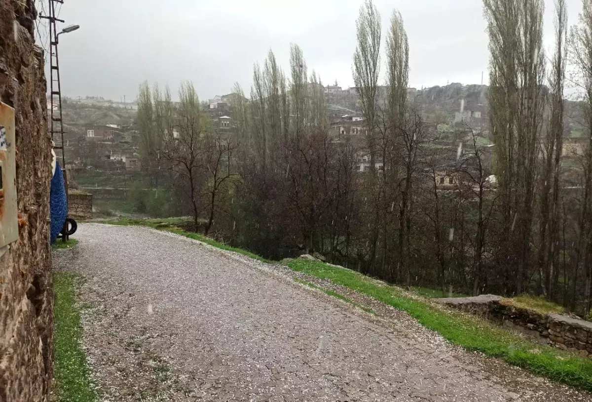 Aksaray\'ın Güzelyurt ilçesinde dolu yağışı