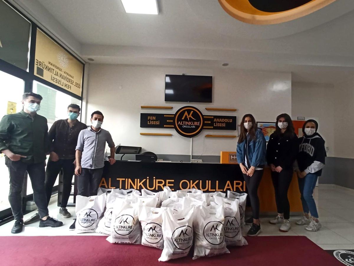 Altınküre Okulları\'ndan ihtiyaç sahiplerine yardım kolisi