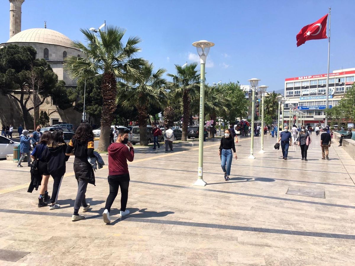 Aydın\'da 3 günlük kısıtlamanın ardından sokaklar doldu taştı