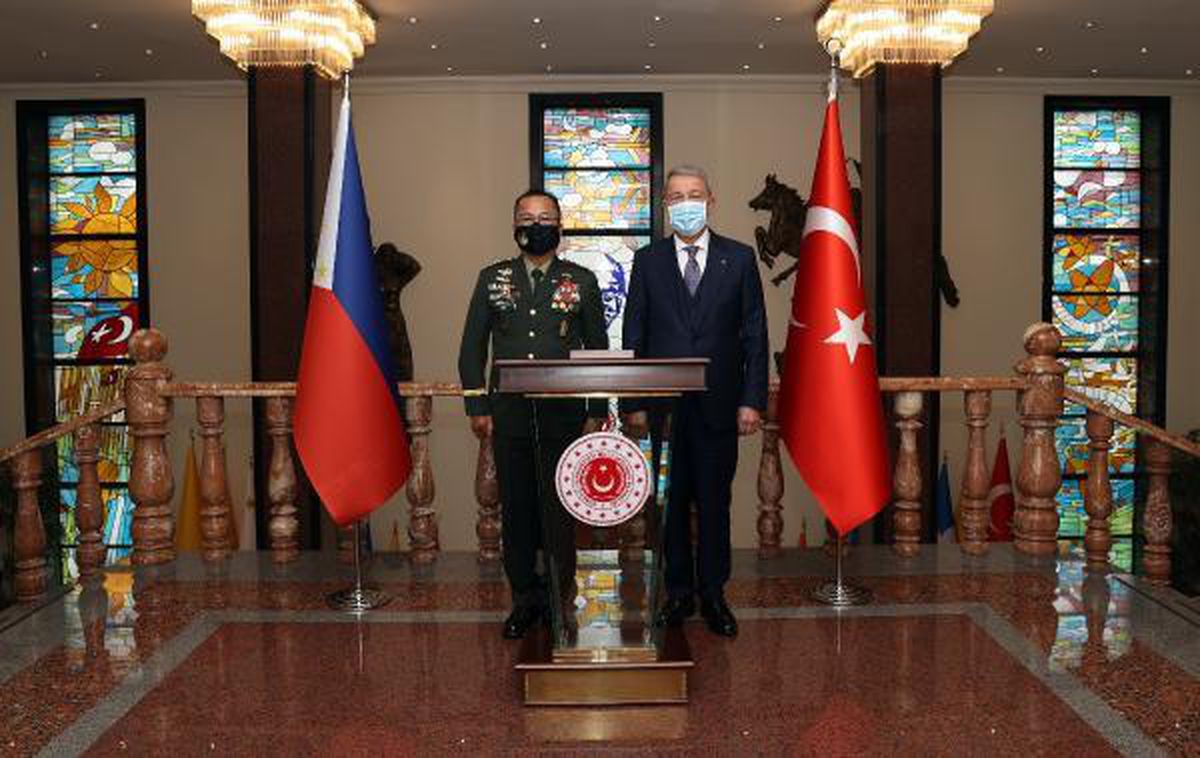 Bakan Akar, Filipinler Genelkurmay Başkanı ile görüştü