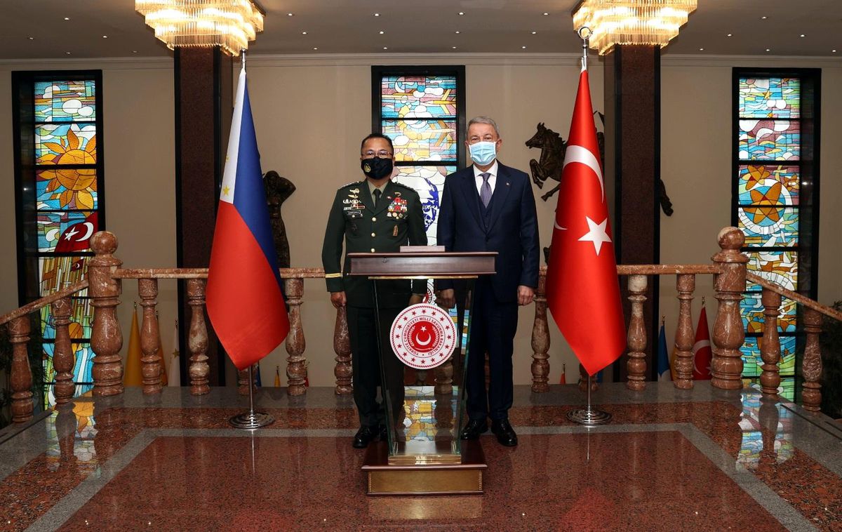 Son dakika! Bakan Akar, Filipinler Genelkurmay Başkanı Sobejana\'yı kabul etti