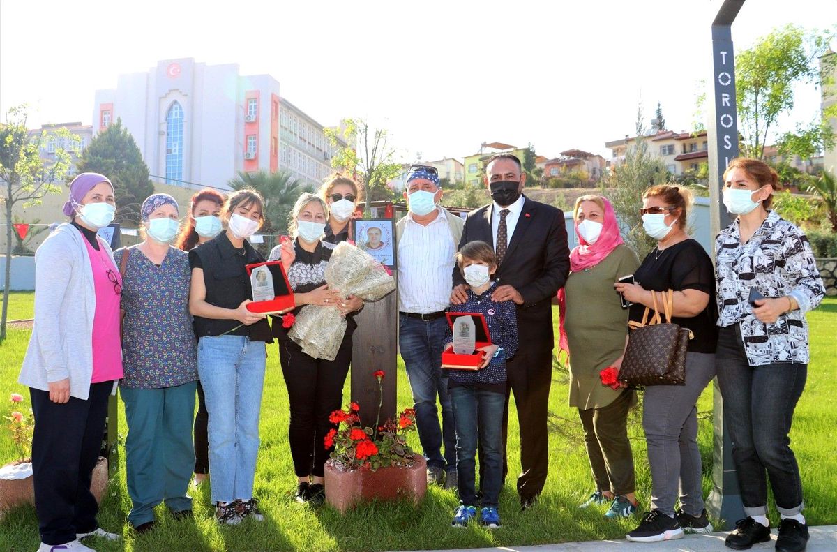 Başkan Yılmaz\'dan yaşamını yitiren sağlık kahramanlarının ailelerine plaket