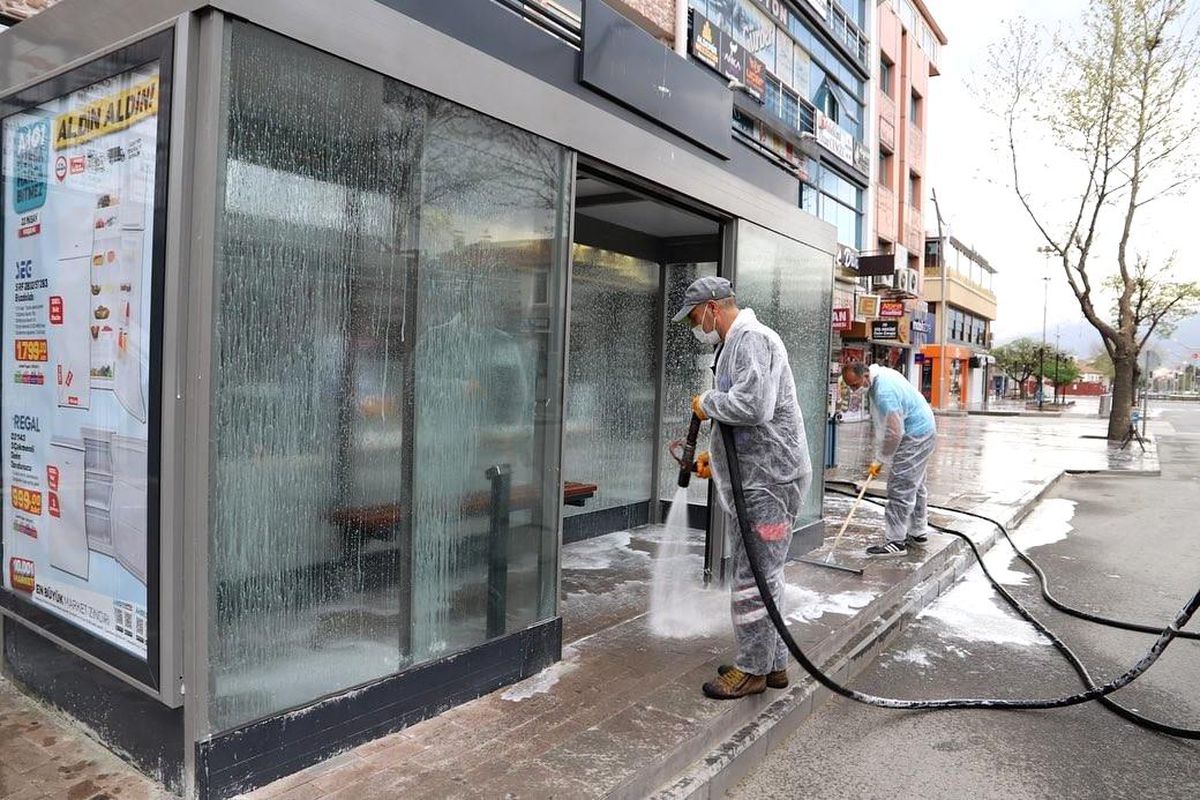 Belediye ekipleri kısıtlamada dezenfekte çalışması yaptı