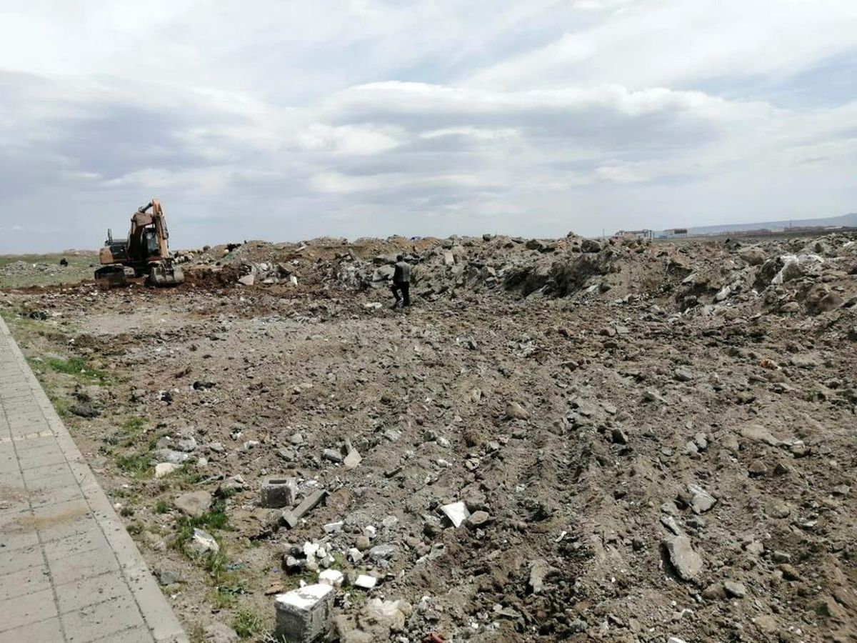 Belediye yol kenarlarına dökülen hafriyatları temizliyor