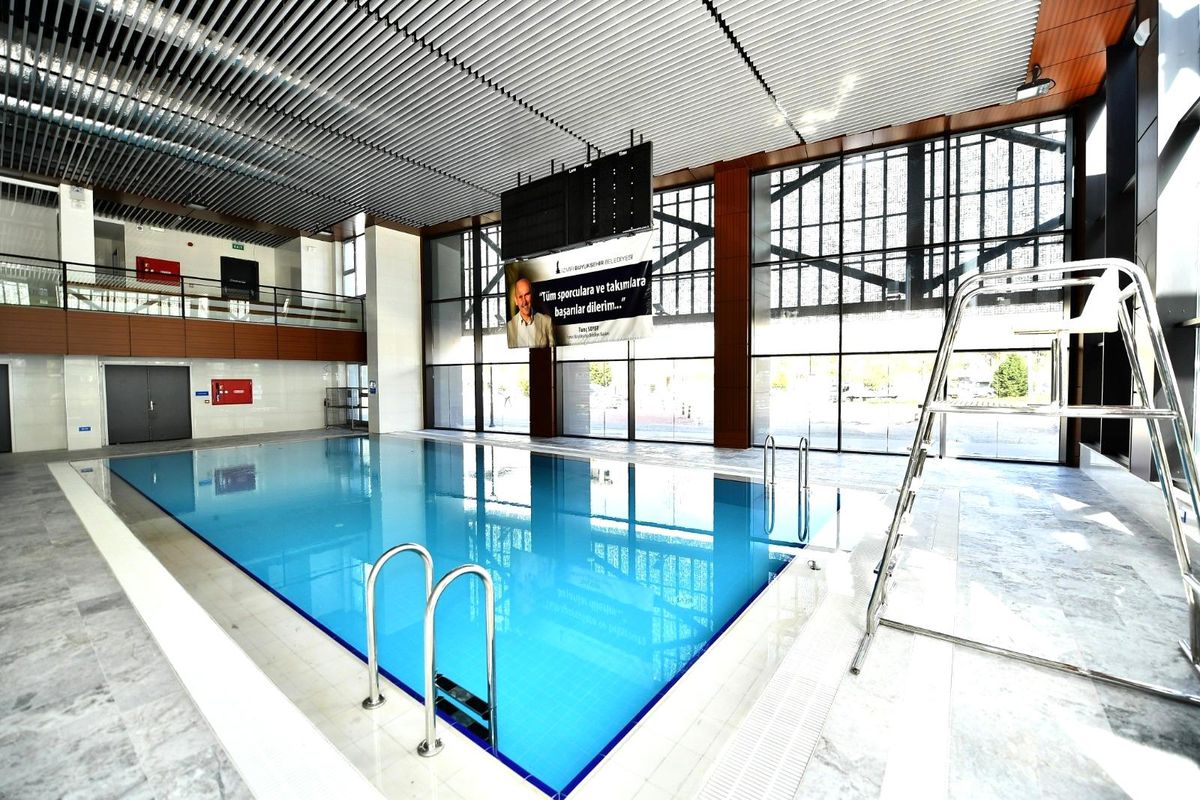 Bornova\'da yarı olimpik kapalı yüzme havuzunun yapımı tamamlandı