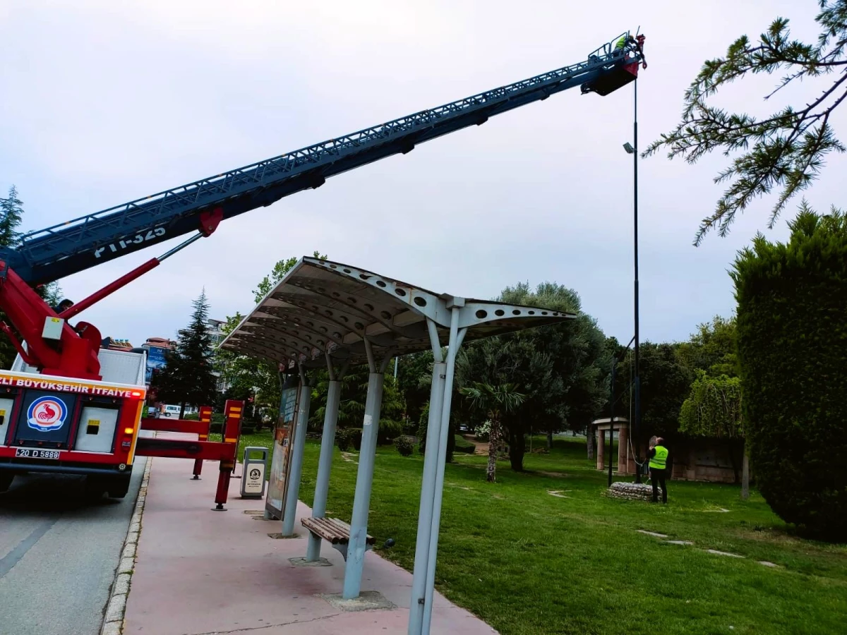 Boş olan direklere ekipler Türk Bayrağı astı