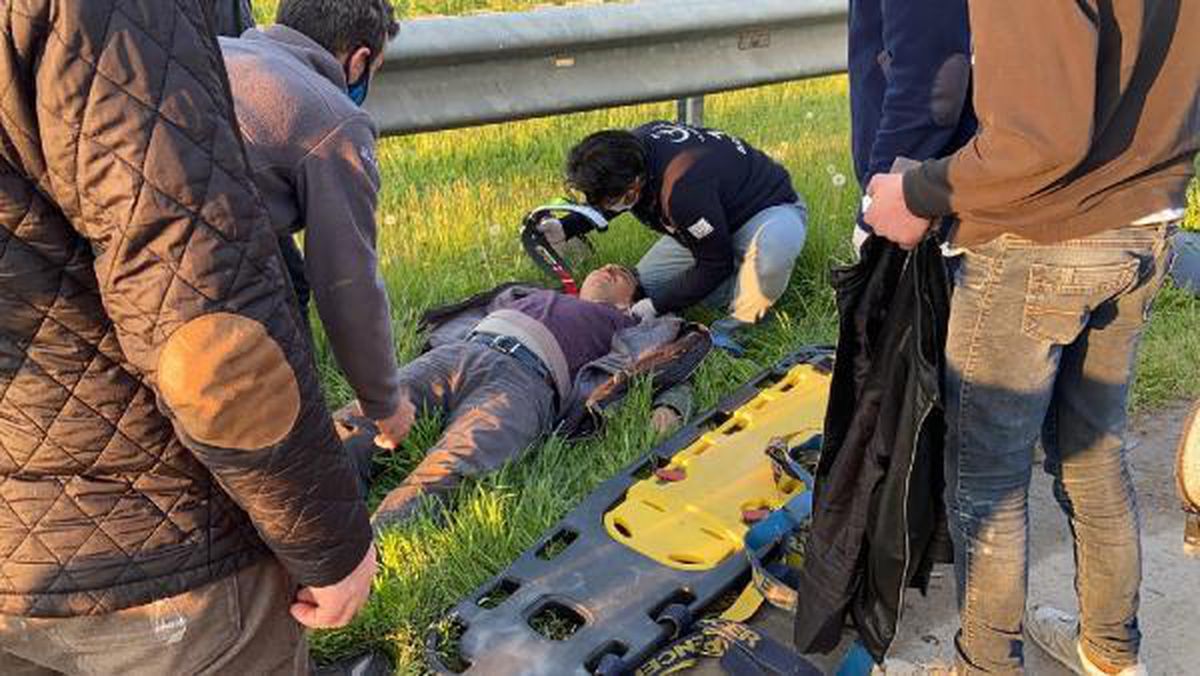 Bursa\'da otomobil elektrikli bisiklete çarptı, baba oğul yaralandı