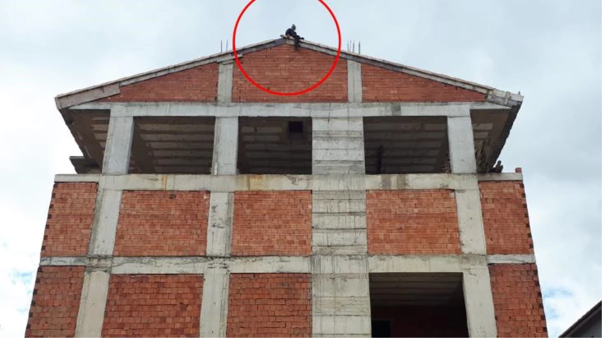 Çatıya çıkarak intihara kalkışan adam, karısı ve çocuklarını görünce atlamaktan vazgeçti
