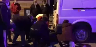 Direksiyon hakimiyetini kaybeden motosikletli minibüsün altına girdi