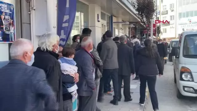 EDİRNE KEŞAN'DA KISITLAMA SONRASI BANKA VE ATM'LERİN ÖNÜNDE UZUN KUYRUK