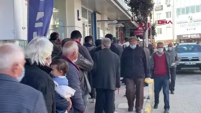 EDİRNE KEŞAN'DA KISITLAMA SONRASI BANKA VE ATM'LERİN ÖNÜNDE UZUN KUYRUK