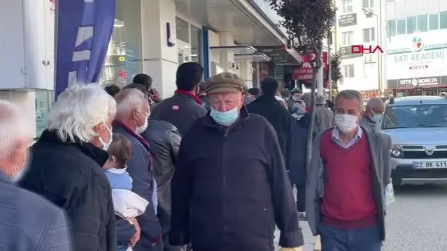 EDİRNE KEŞAN'DA KISITLAMA SONRASI BANKA VE ATM'LERİN ÖNÜNDE UZUN KUYRUK