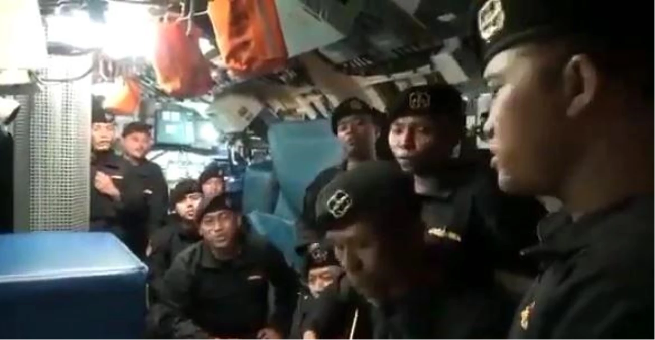 Endonezya\'da batan denizaltıdaki mürettebatın "Elveda" şarkısını söylediği görüntüler ortaya çıktı