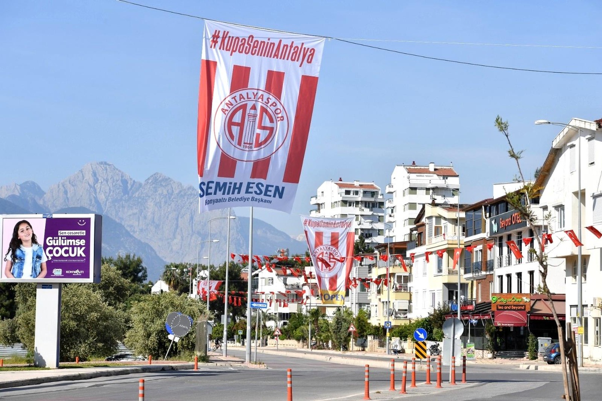 Esen\'den Antalyaspor\'a bayrak desteği
