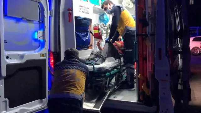 Eşiyle tartışan öfkeli koca sinirlerine hakim olamayınca kendini bıçakladı Eşiyle tartışan öfkeli koca sinirlerine hakim olamayınca kendini bıçakladı