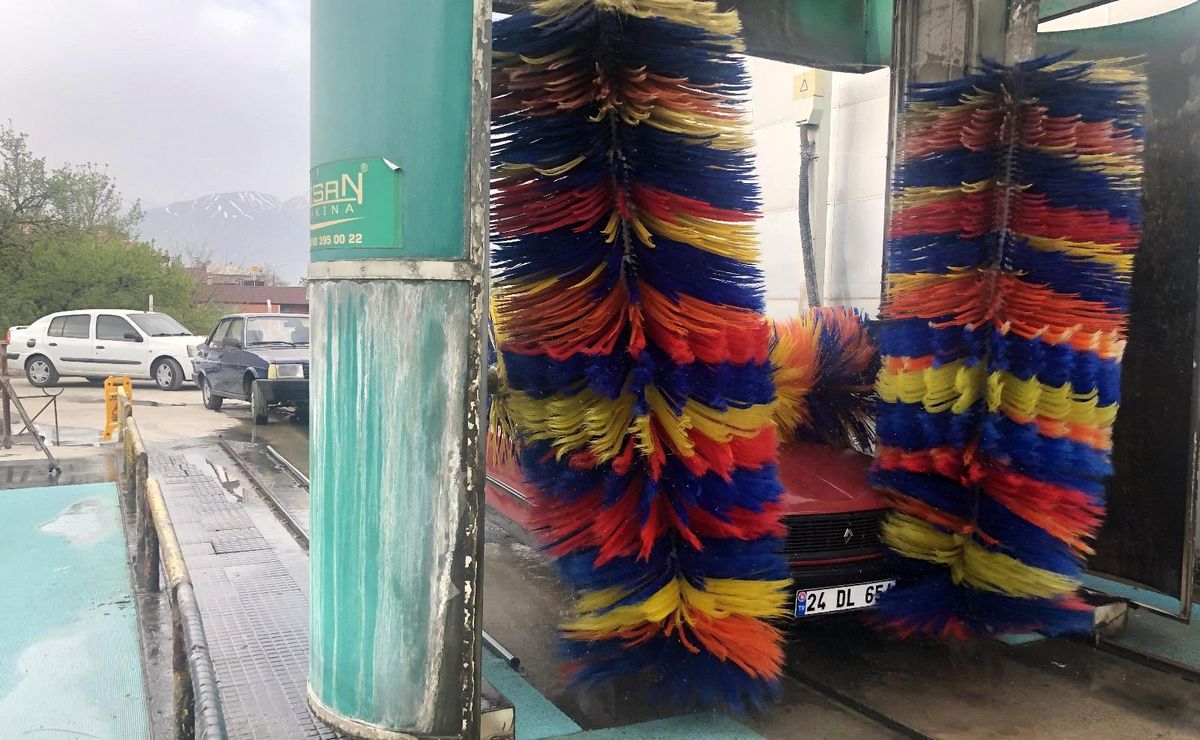 Gökten çamur yağdı oto yıkamacılarda kuyruk oluştu