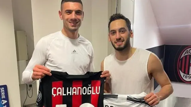 Hakan Çalhanoğlu, Merih Demiral'ın aracılığıyla önümüzdeki sezon Juventus forması giyecek Hakan Çalhanoğlu, Merih Demiral'ın aracılığıyla önümüzdeki sezon Juventus forması giyecek