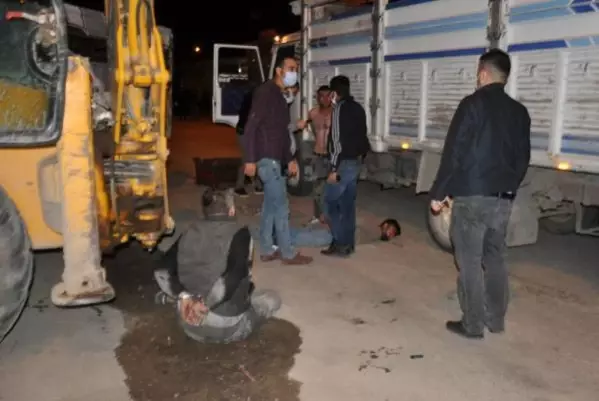 Hurdacı akrabalar arasında bıçaklı-sopalı kavga: 4 yaralı, 13 gözaltı Hurdacı akrabalar arasında bıçaklı-sopalı kavga: 4 yaralı, 13 gözaltı