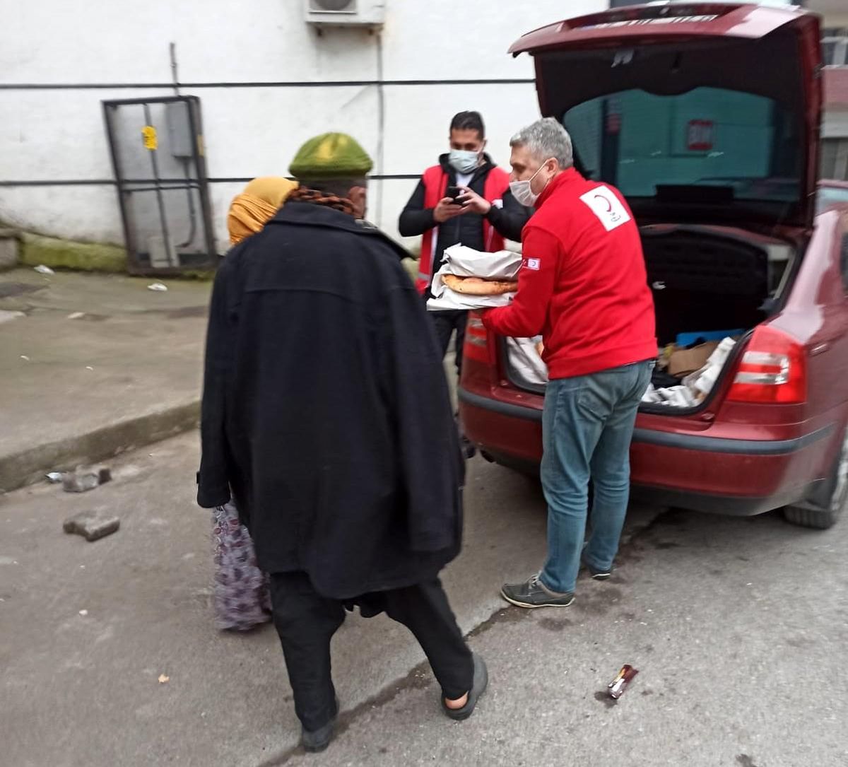 İhtiyaç sahiplerine pide yardımı