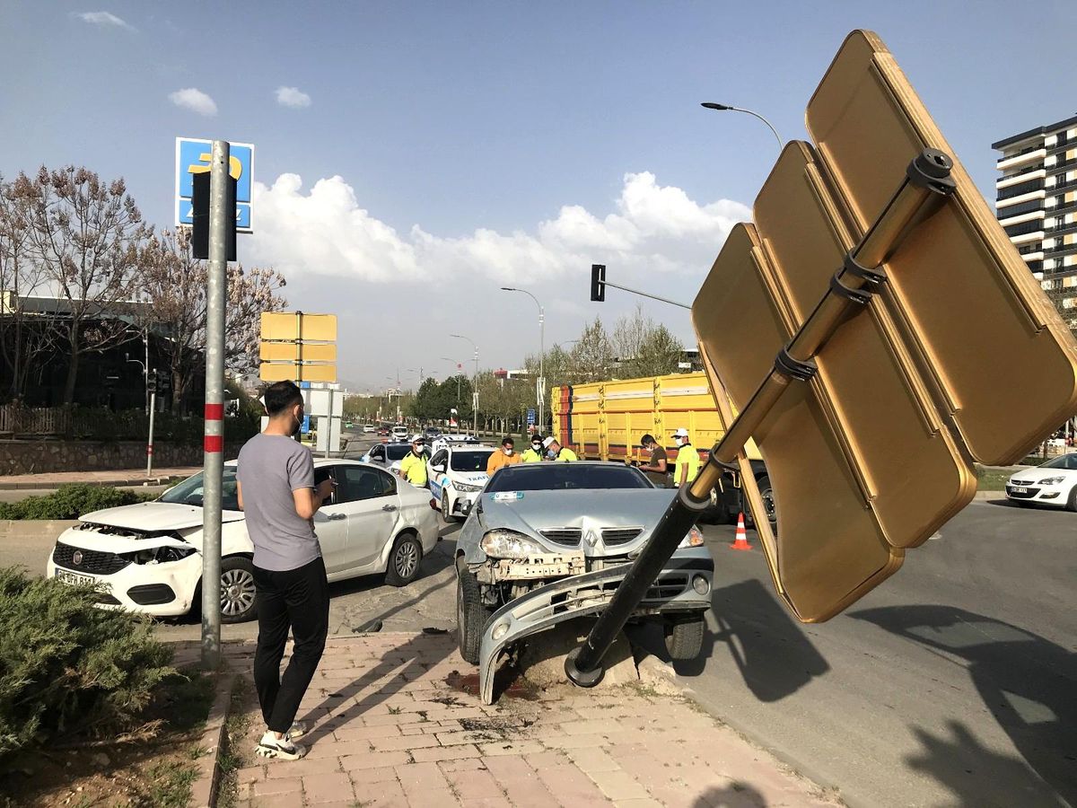 İki araç çarpıştı, biri tabelayı devirdi: 2 yaralı