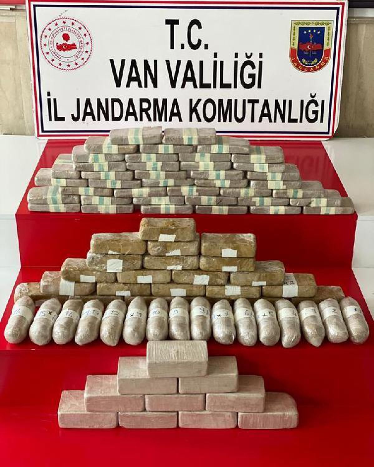 İran sınırında, at sırtında 51 kilo eroin ele geçirildi