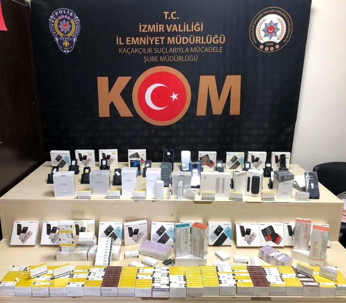 İzmir\'de 2,5 milyon değerinde kaçak ürün ele geçirildi