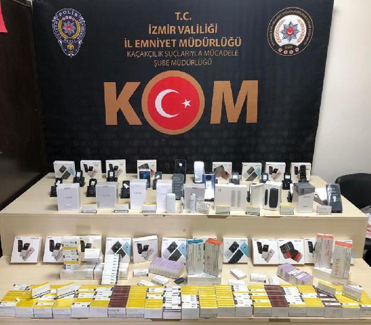 İzmir\'de kaçakçılık operasyonlarında piyasa değeri 2 milyon 600 bin liralık malzeme ele geçirildi