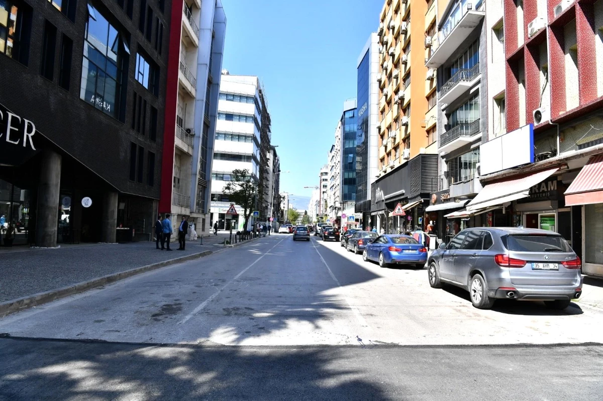 İzmir\'deki Halit Ziya Bulvarı\'nda geçici trafik düzenlemesi