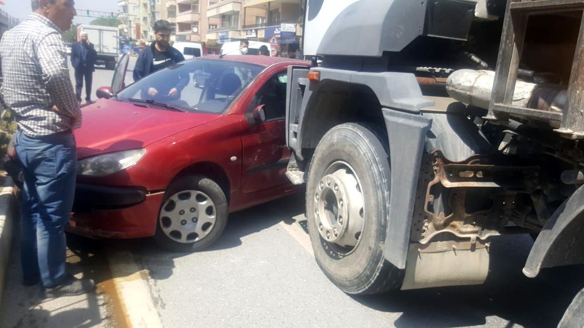 Kamyon önüne kattığı otomobili sürükledi