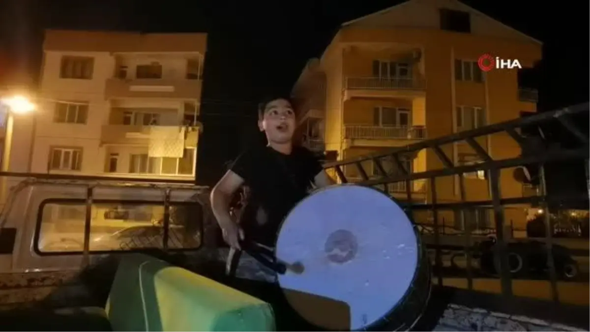 Kamyonet kasasında söylediği manilerle abilerine taş çıkartıyor