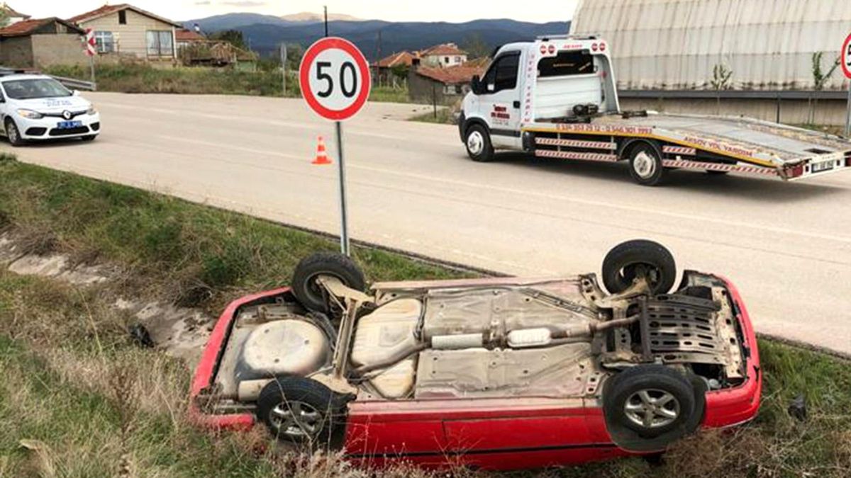 Kanala devrilen otomobilin sürücüsü yaralandı