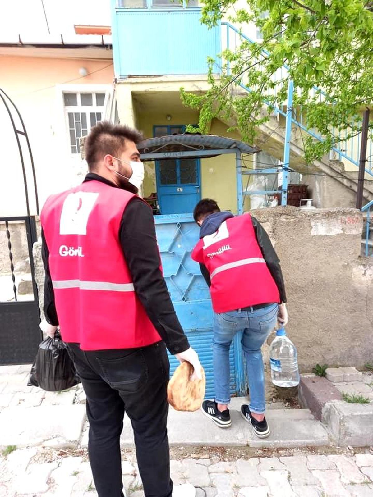 Kapı kapı gezerek ücretsiz su ve pide dağıttılar
