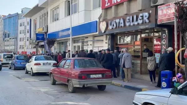 EDİRNE KEŞAN'DA KISITLAMA SONRASI BANKA VE ATM'LERİN ÖNÜNDE UZUN KUYRUK