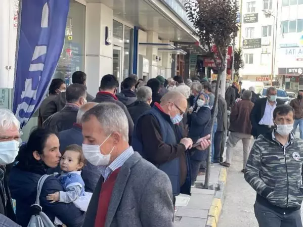 EDİRNE KEŞAN'DA KISITLAMA SONRASI BANKA VE ATM'LERİN ÖNÜNDE UZUN KUYRUK