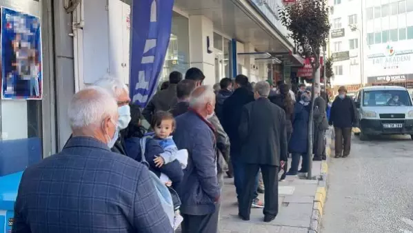 EDİRNE KEŞAN'DA KISITLAMA SONRASI BANKA VE ATM'LERİN ÖNÜNDE UZUN KUYRUK