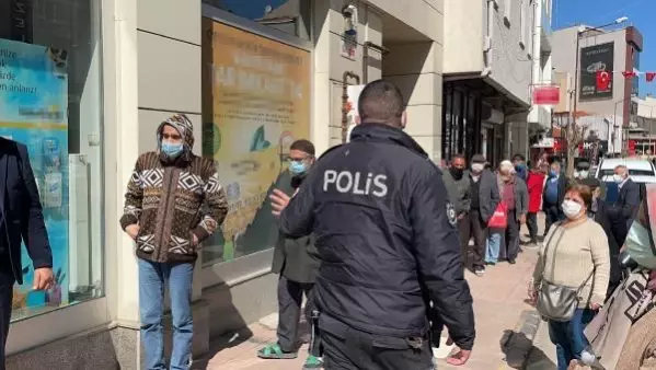 EDİRNE KEŞAN'DA KISITLAMA SONRASI BANKA VE ATM'LERİN ÖNÜNDE UZUN KUYRUK