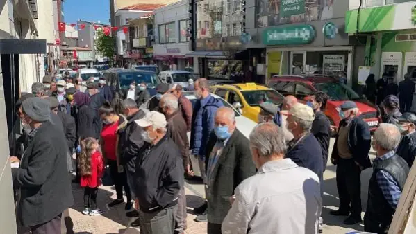 EDİRNE KEŞAN'DA KISITLAMA SONRASI BANKA VE ATM'LERİN ÖNÜNDE UZUN KUYRUK