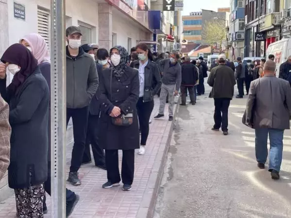 EDİRNE KEŞAN'DA KISITLAMA SONRASI BANKA VE ATM'LERİN ÖNÜNDE UZUN KUYRUK