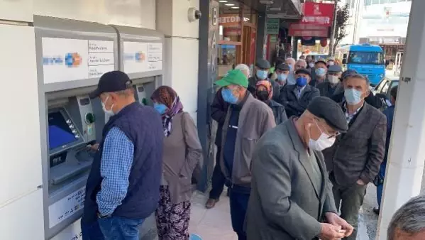 EDİRNE KEŞAN'DA KISITLAMA SONRASI BANKA VE ATM'LERİN ÖNÜNDE UZUN KUYRUK