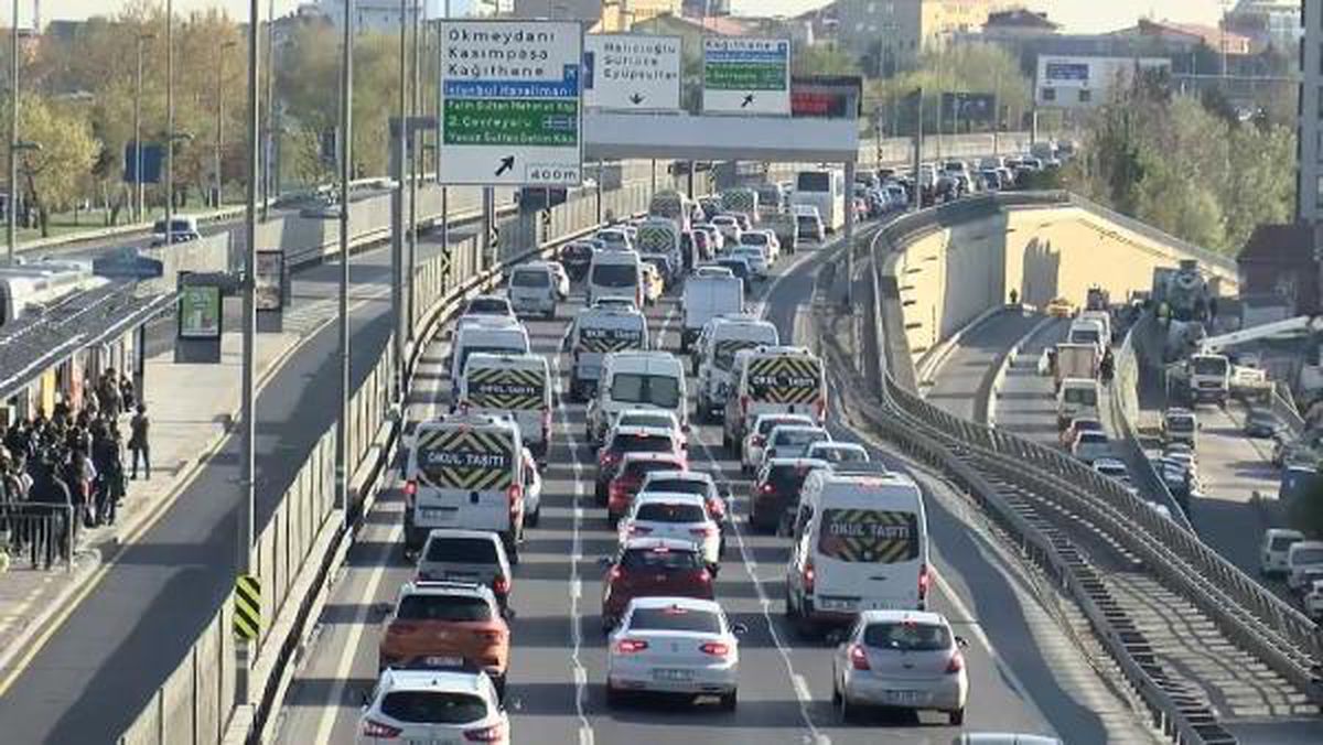 Kısıtlamaya dakikalar kala İstanbul\'da trafik yoğunluğu