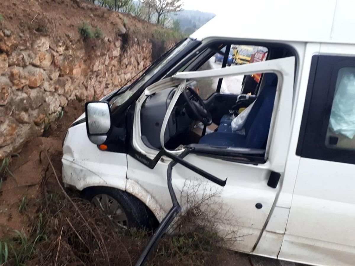 Kontrolden çıkan minibüs tarla duvarına çarparak durabildi, 2 kişi yaralandı