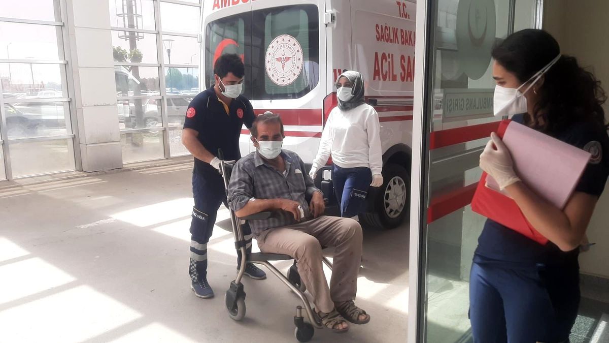 Kontrolden çıkan traktör şarampole girdi: 1 yaralı