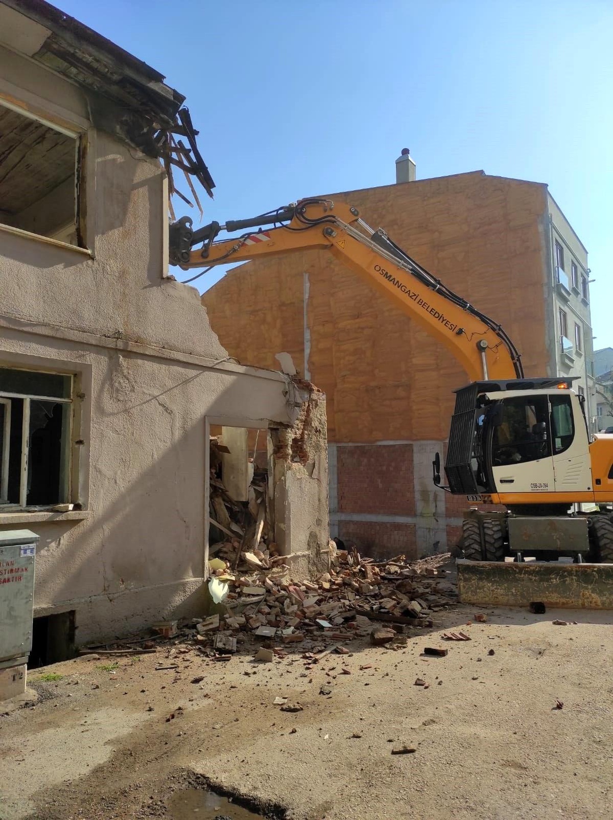 Osmangazi\'de iki katlı metruk bina yıkıldı